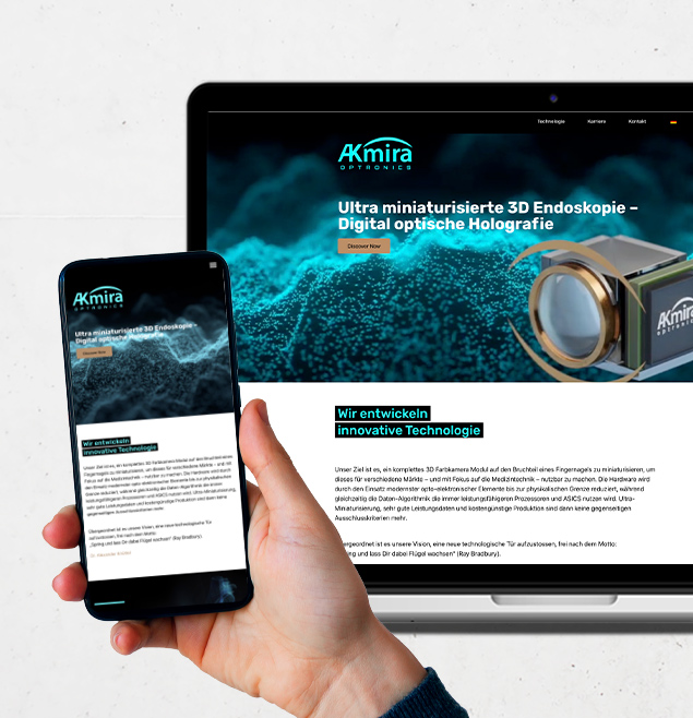 Dieses Vorschaubild zeigt eine CMS-Website mit Ausgabe auf einem Bildschirm und Websiteansicht auf dem Handy für die Firma AKmira optronics und dient der Vorschau eines Corporate Web Projektes.